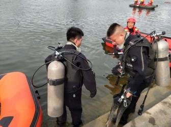 安顺公交车坠湖疑点重重,新买的公交车是否存在故障?