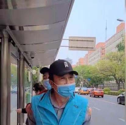 冯巩背孙子等公交被赞接地气,老艺术家是不是更招人喜欢?