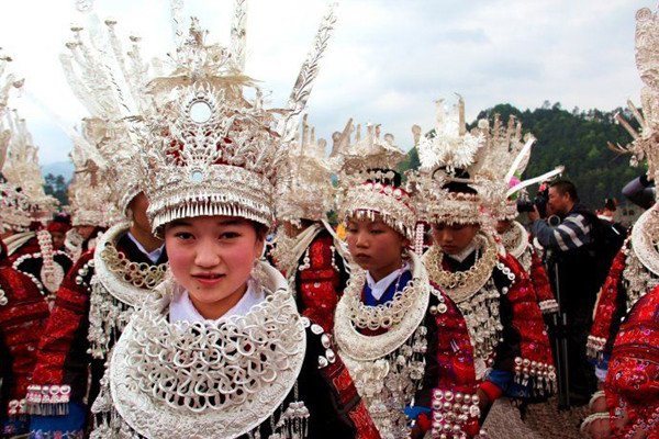 苗族妇女在节日里的打扮和苗族未婚少女有什么区别?