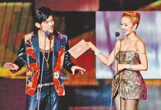 娱乐圈有哪些明星的同框让网友都觉得尴尬?