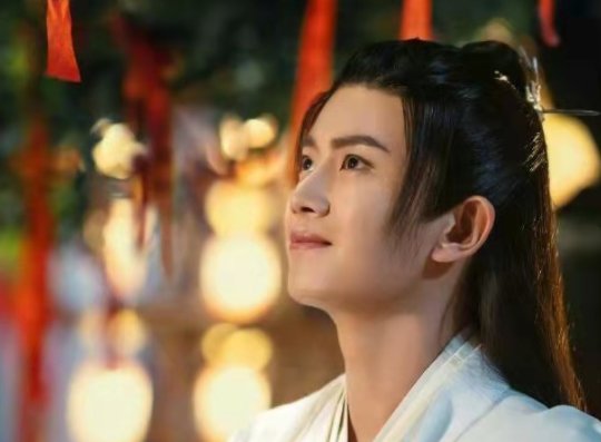 迪丽热巴任嘉伦《与君初相识》牵手路透氛围感十足,你是否期待他们的表现?