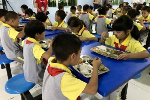 学生考100分老师奖励亲自喂饭,这能鼓励孩子吗?