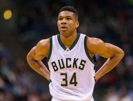 字母哥、詹姆斯和科比，第一次拿到MVP分别是几岁？