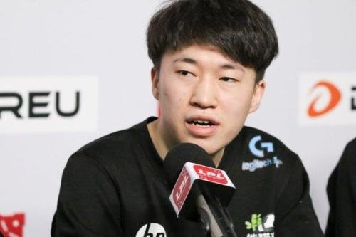 为什么mlxg在退役仪式上把队长旗帜传承给了小虎而不是小狗?