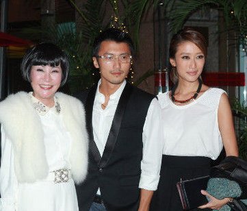 谢霆锋王菲牵手被拍,谢婷婷发文思念谢贤,兄妹冷战还没结束吗?