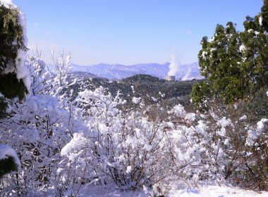 北京山区多地降雪,导致气温骤降的主要原因是什么?