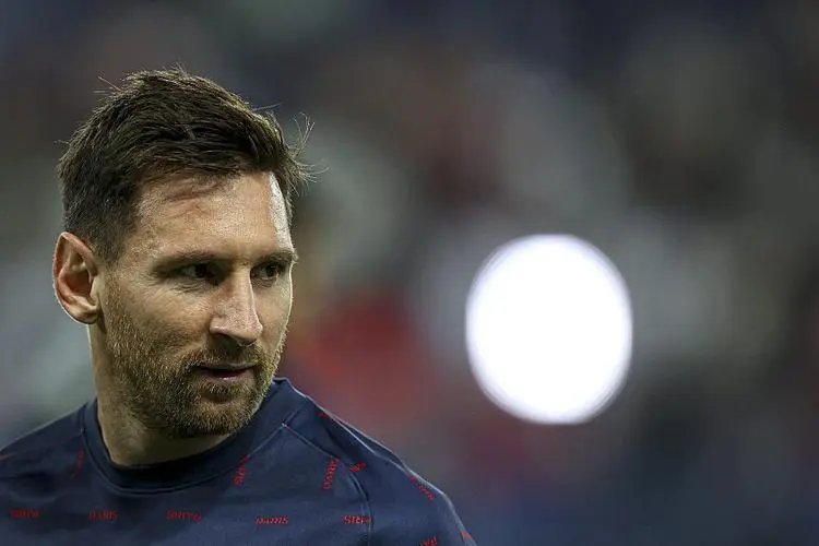 梅西左膝骨挫伤，导致其受伤的原因是什么？