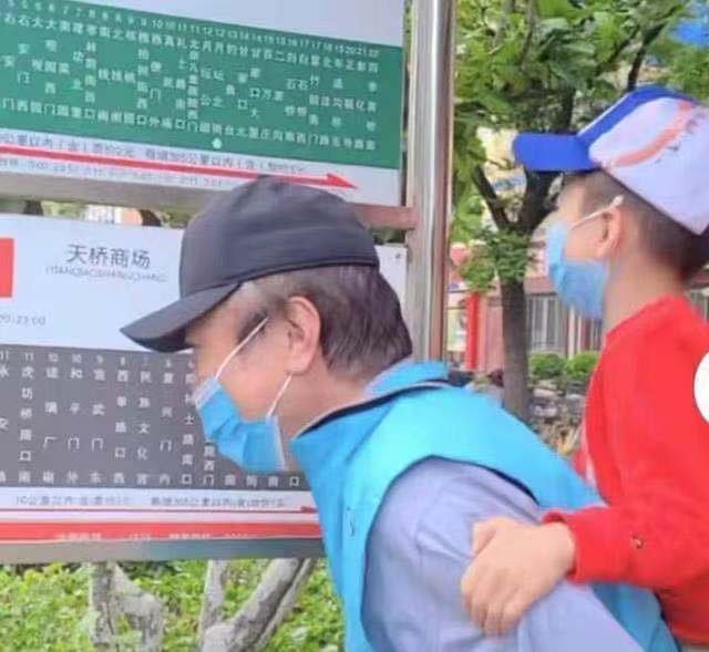 冯巩背孙子等公交被赞接地气,老艺术家是不是更招人喜欢?