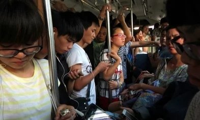 女高中生霸气制服公交咸猪手,在公众场合应该注意些什么?