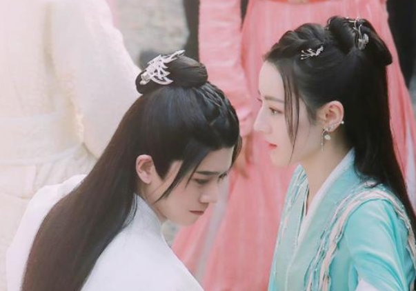 迪丽热巴任嘉伦《与君初相识》牵手路透氛围感十足，你是否期待他们的表现？