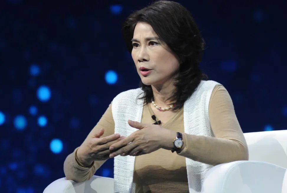 员工直播出现失误:董明珠黑脸离场,如何评价她的应急能力?