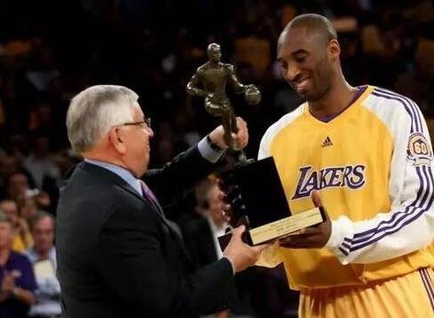 字母哥、詹姆斯和科比，第一次拿到MVP分别是几岁？