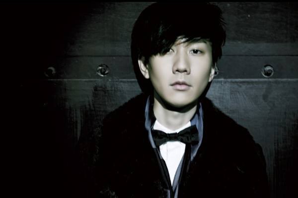 林俊杰因太热太累发生呼吸困难,为什么明星这么热的天非得穿那么厚?