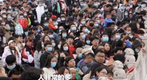 上万游客挤满清明上河园石桥是怎么回事?