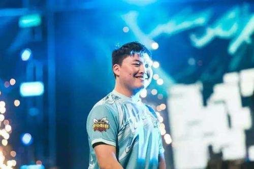 为什么mlxg在退役仪式上把队长旗帜传承给了小虎而不是小狗?