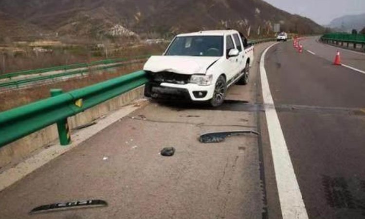 京藏高速两客车相撞致4死3伤,导致发生事故的原因是什么?