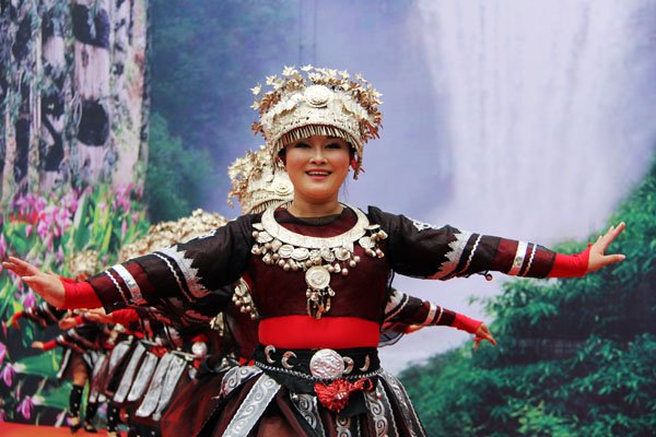 苗族妇女在节日里的打扮和苗族未婚少女有什么区别?