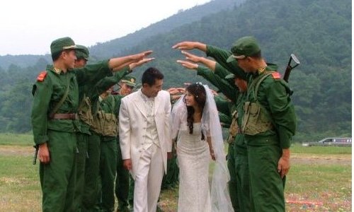 求一本军婚小说,忘记名字了,大致记得个情节,男主是军人,女主从小被家里人弄丢了,女主好像是重生的