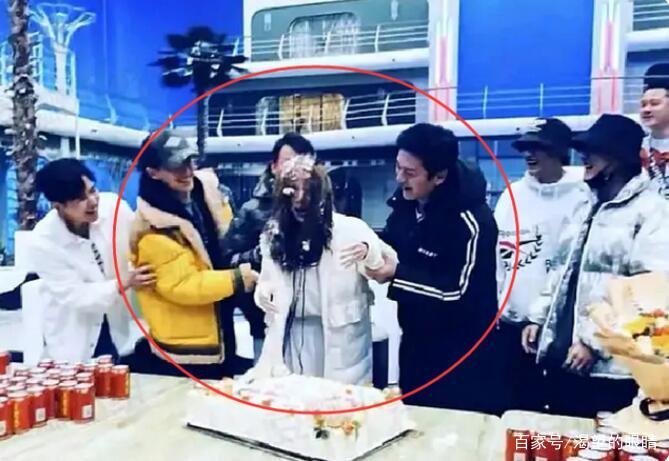 李一桐拍戏受欺负,疑似头被按进蛋糕中,剧组男演员玩闹没个度,你怎么看?