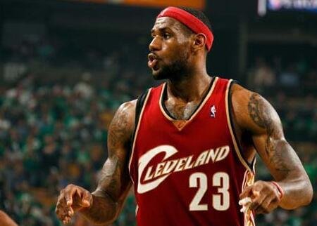 字母哥、詹姆斯和科比，第一次拿到MVP分别是几岁？