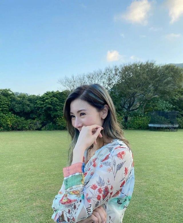 知名富豪为娶李嘉欣姐姐抛妻弃女，如今怎么样了？