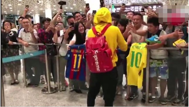 内马尔抵达深圳为球迷签名网友如何说？