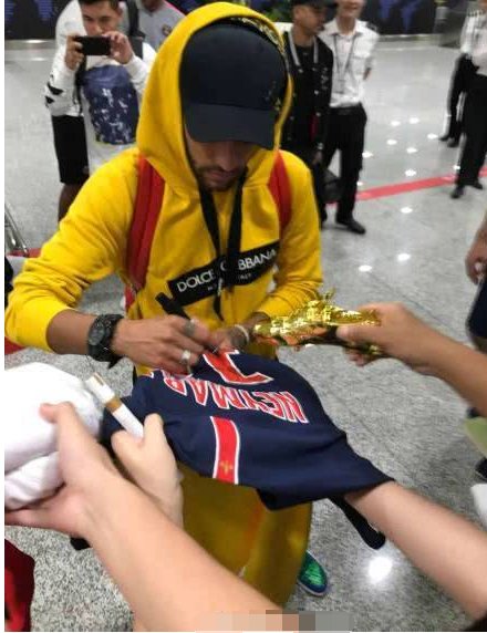 内马尔抵达深圳为球迷签名网友如何说？