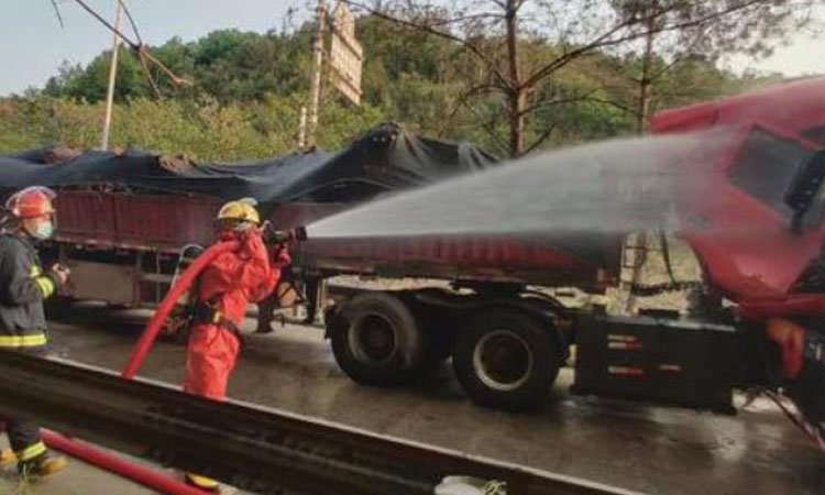 京藏高速两客车相撞致4死3伤,导致发生事故的原因是什么?