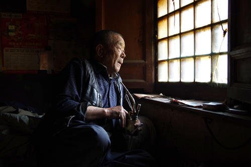 家里没人，南昌一老奶奶每天到网吧看剧，该责怪年轻人吗？