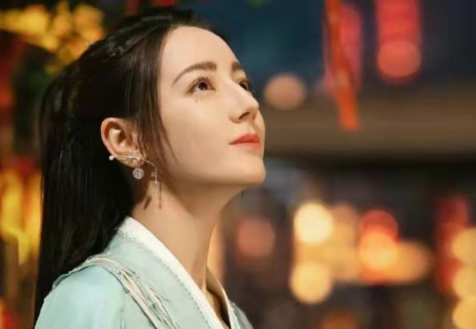 迪丽热巴任嘉伦《与君初相识》牵手路透氛围感十足,你是否期待他们的表现?