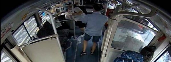 女高中生霸气制服公交咸猪手,在公众场合应该注意些什么?