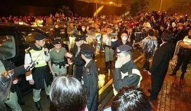 当年,张国荣的葬礼到底有多轰动?