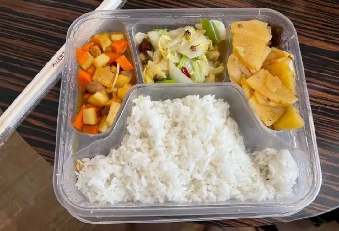 额济纳旗“免费盒饭被扔掉”事件反转,此事对滞留游客造成了怎样的伤害?