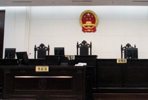 作为母亲,深圳女子遇到幼子被抱走获抚养权却要不回的情况,她该怎么办?