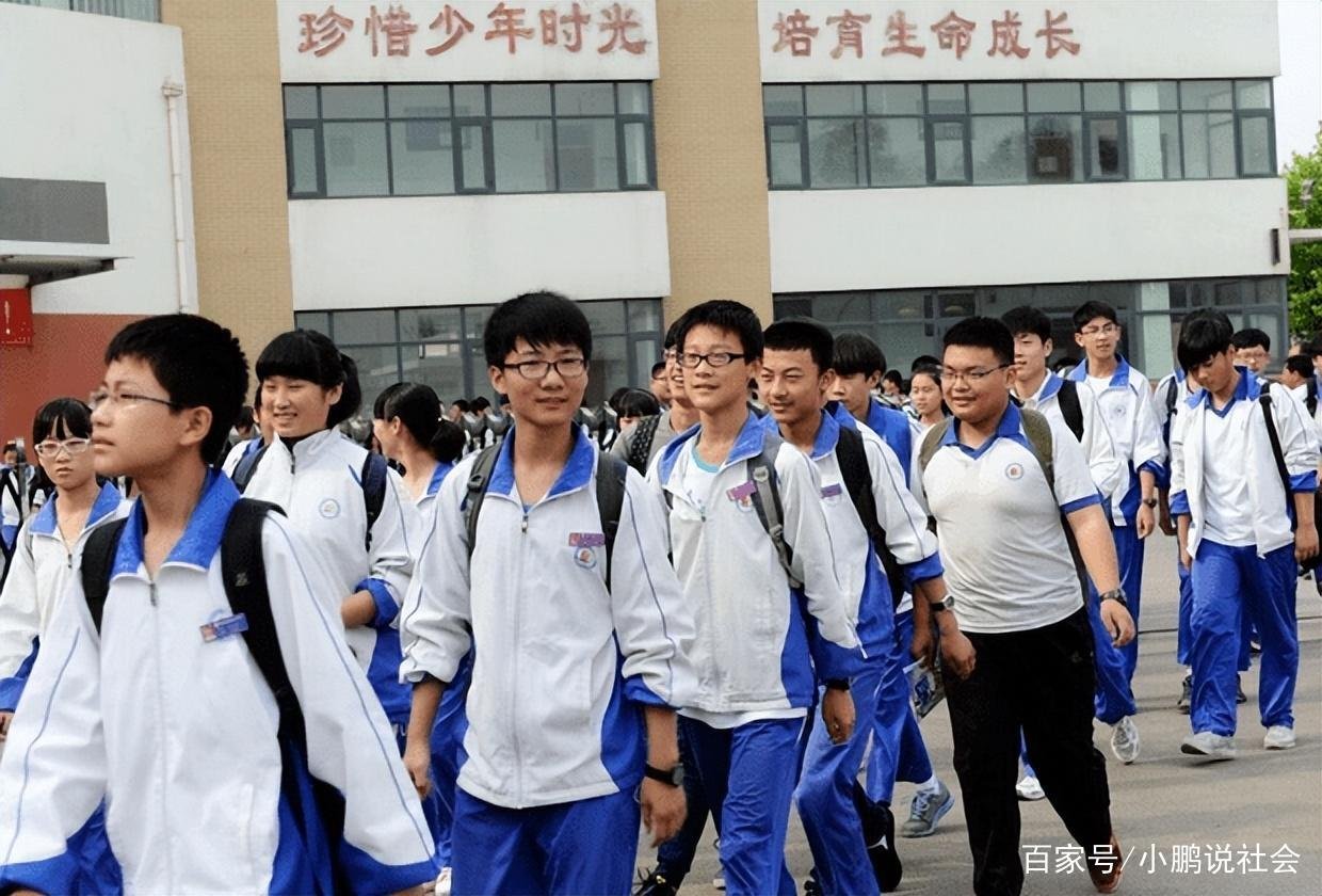 网传河北定州一中学强制女生留超短发引热议,对此你有何看法?