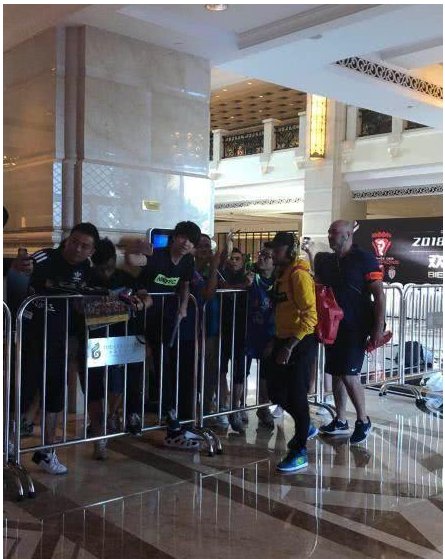 内马尔抵达深圳为球迷签名网友如何说？