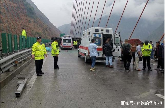 京昆高速雅安段一客车侧翻已致6死，受伤的30人情况如何？