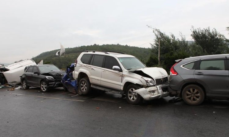 京藏高速两客车相撞致4死3伤,导致发生事故的原因是什么?