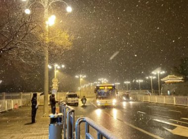 北京山区多地降雪,导致气温骤降的主要原因是什么?