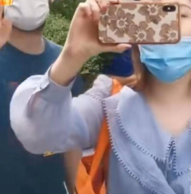 上海一外籍男子跑出管控区,还竖中指挑衅,其行为遭到了网友怎样的抨击?