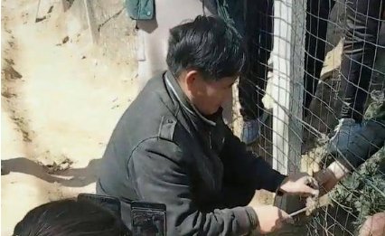 大衣哥真会赚钱!在家干活嫂子拿三部手机直播!网友:真是厉害啊,咋看?