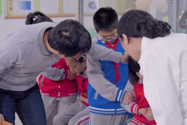 河南学生餐后呕吐初步判定是一起食源性疾病事件，谁该为此事负责？