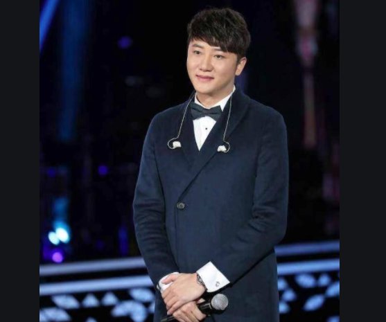 40岁歌手关喆迎三胎,晒混血宝宝自侃“中葡联合出品”,大家怎么看?