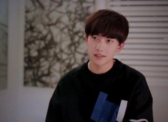 杨洋用袖子给赵露思挡太阳,从杨洋的举动中体现出了什么?