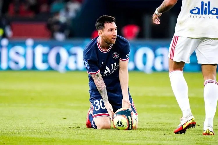 梅西左膝骨挫伤，导致其受伤的原因是什么？