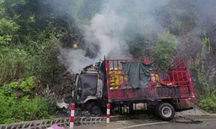 京藏高速两客车相撞致4死3伤,导致发生事故的原因是什么?