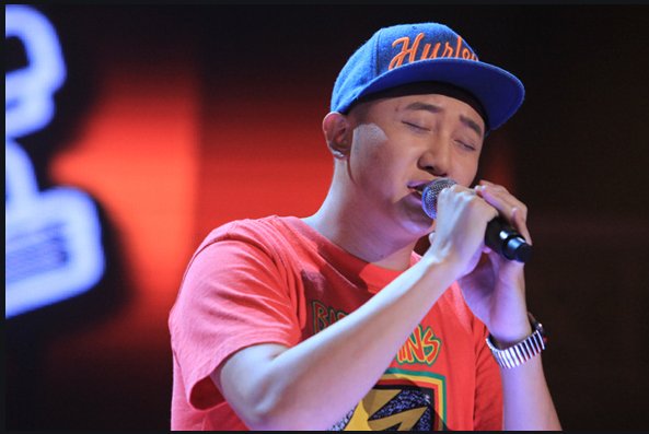 40岁歌手关喆迎三胎,晒混血宝宝自侃“中葡联合出品”,大家怎么看?