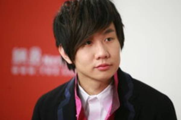 林俊杰因太热太累发生呼吸困难,为什么明星这么热的天非得穿那么厚?