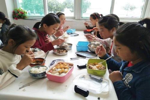 学生考100分老师奖励亲自喂饭,这能鼓励孩子吗?