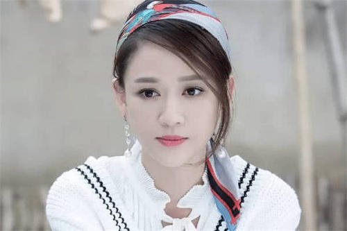 陈乔恩与名媛聚会,同款鼻子抢镜,你觉得她是否有整容?